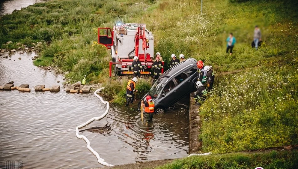 Staczające się samochody – jeden wpadł do rzeki, drugi uderzył w inne auto - zdjęcie 1