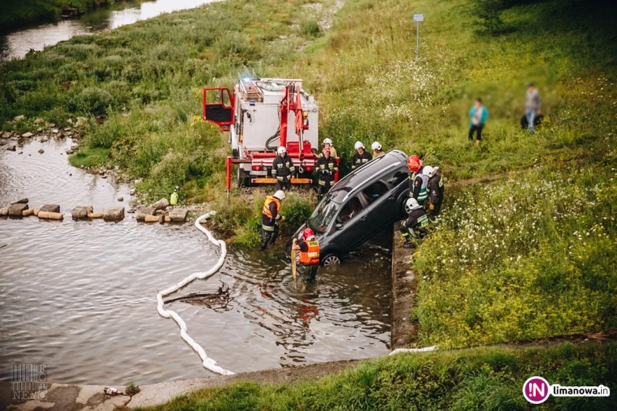 Staczające się samochody – jeden wpadł do rzeki, drugi uderzył w inne auto