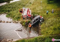 Staczające się samochody – jeden wpadł do rzeki, drugi uderzył w inne auto - zdjęcie główne