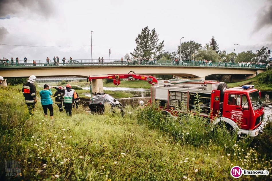Staczające się samochody – jeden wpadł do rzeki, drugi uderzył w inne auto - zdjęcie 2