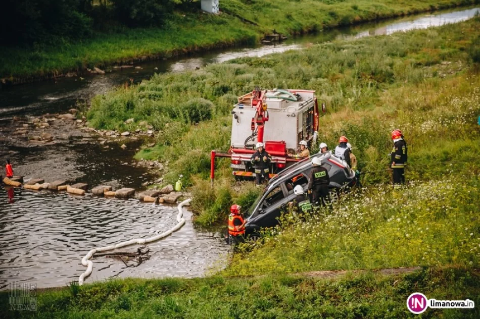 Staczające się samochody – jeden wpadł do rzeki, drugi uderzył w inne auto - zdjęcie 3
