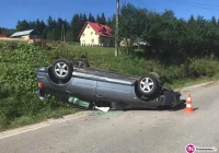 Dachowanie Peugeota. Do szpitala zabrano dziecko - zdjęcie główne