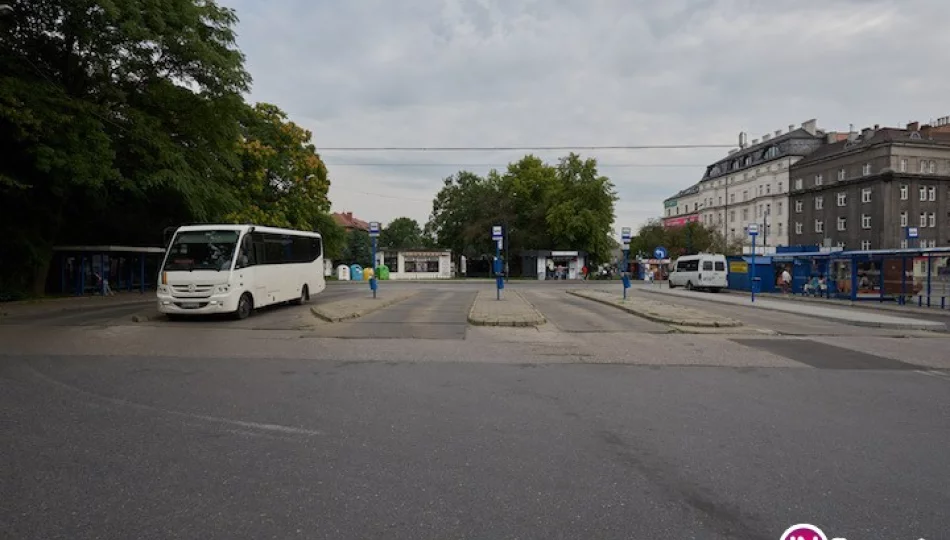 Komunikacyjny chaos trwa: podróżni zdezorientowani, przewoźnicy nie wiedzą gdzie będą się zatrzymywać - zdjęcie 1