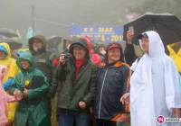 Deszcz nie zniechęcił turystów, którzy wzięli udział w jubileuszowym złazie - zdjęcie główne