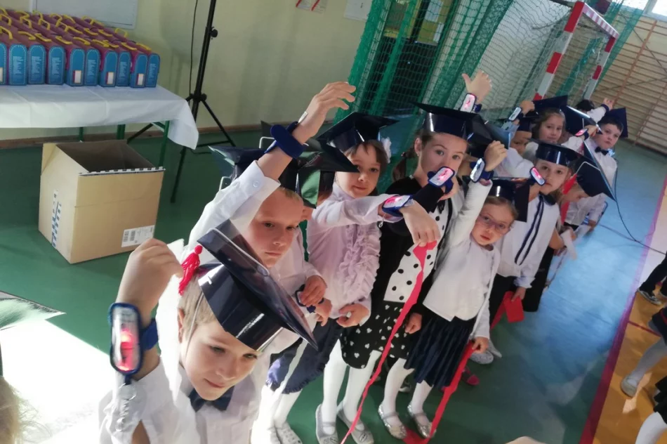 „Ślubowanie pierwszaków” w SP Mordarka z odblaskami w roli głównej - zdjęcie 8