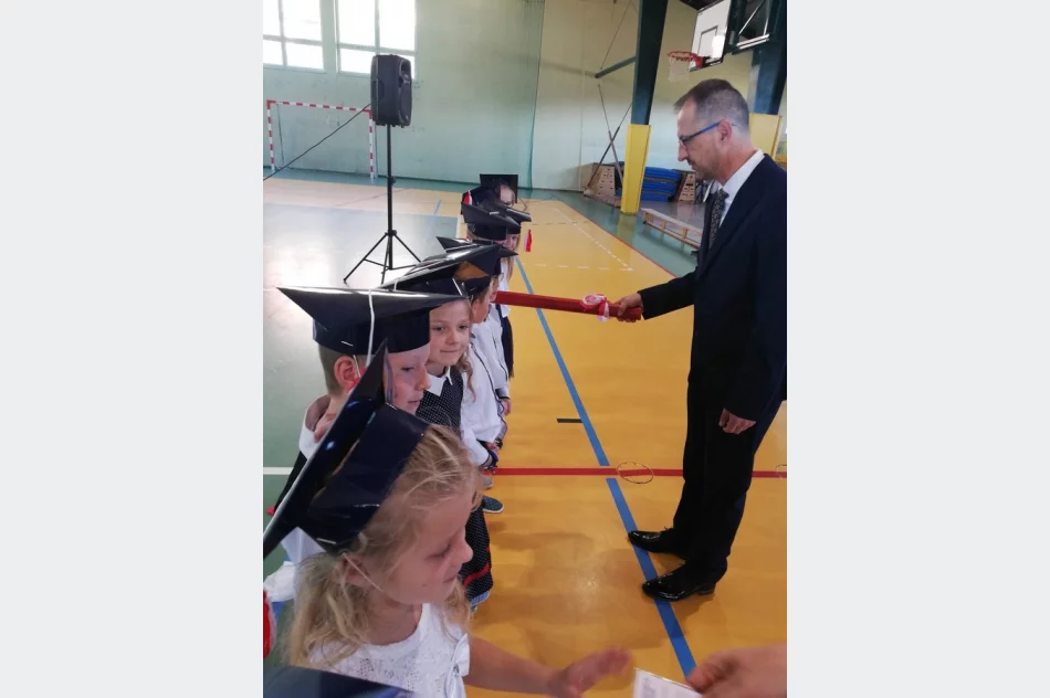 „Ślubowanie pierwszaków” w SP Mordarka z odblaskami w roli głównej - zdjęcie 16