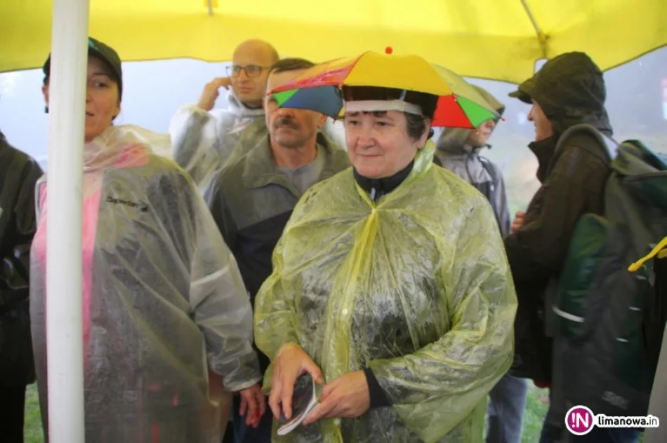 Deszcz nie zniechęcił turystów, którzy wzięli udział w jubileuszowym złazie - zdjęcie 3