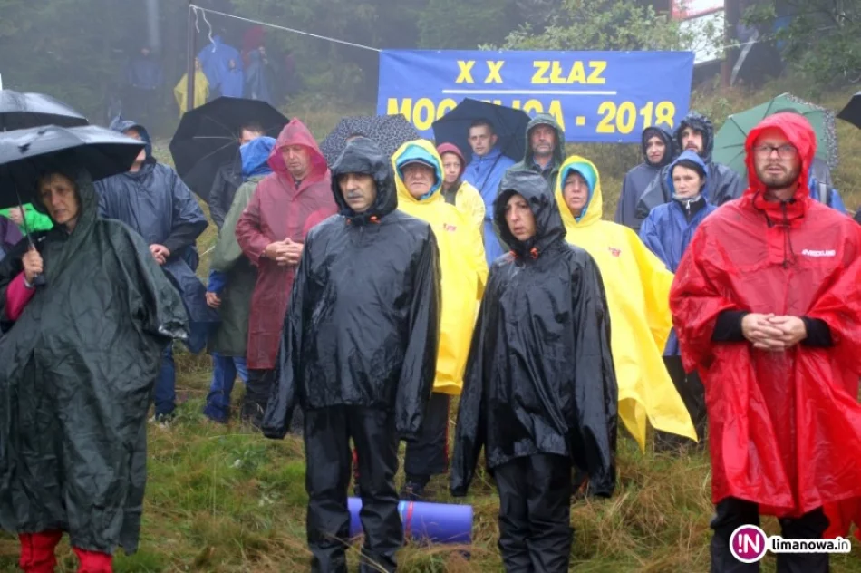Deszcz nie zniechęcił turystów, którzy wzięli udział w jubileuszowym złazie - zdjęcie 4