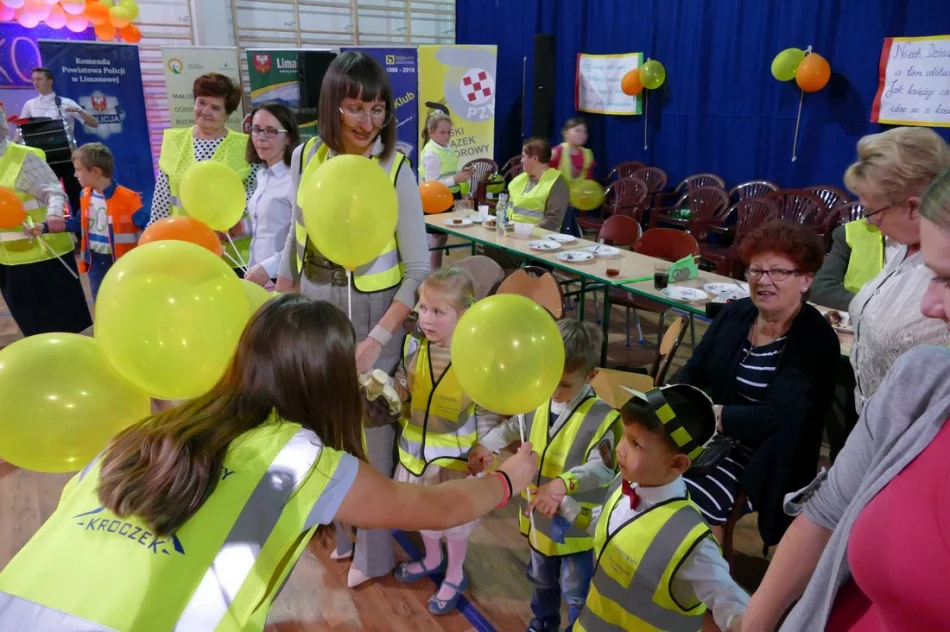 Wielka Gala Odblaskowa z „Inspektorem Wawelkiem” w Szkole Podstawowej w Pasierbcu  - zdjęcie 9