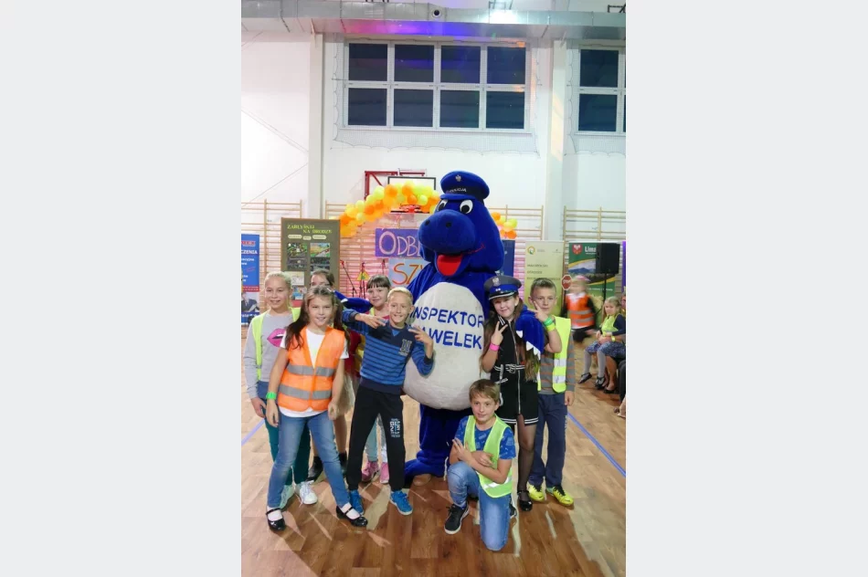 Wielka Gala Odblaskowa z „Inspektorem Wawelkiem” w Szkole Podstawowej w Pasierbcu  - zdjęcie 12