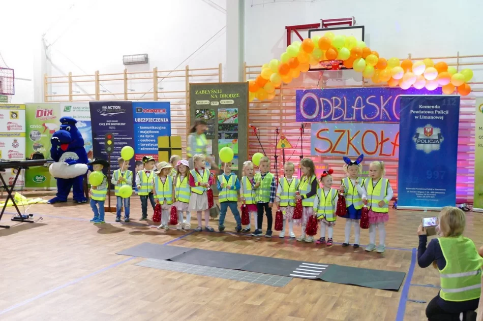 Wielka Gala Odblaskowa z „Inspektorem Wawelkiem” w Szkole Podstawowej w Pasierbcu  - zdjęcie 14