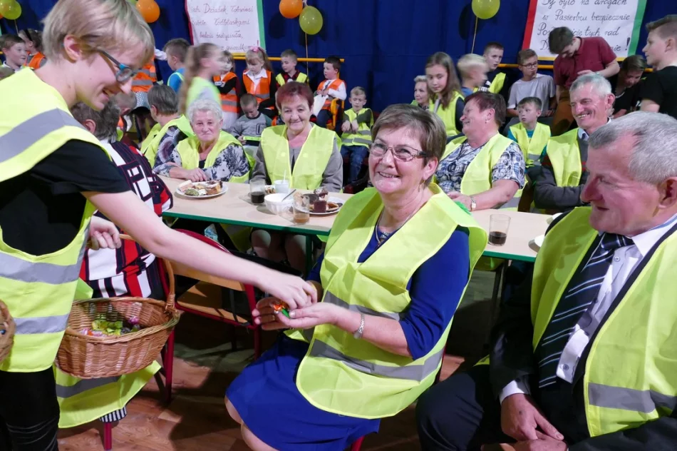 Wielka Gala Odblaskowa z „Inspektorem Wawelkiem” w Szkole Podstawowej w Pasierbcu  - zdjęcie 16