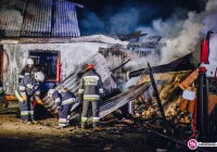 Piorun uderzył w stolarnię. Spłonęły trzy budynki, sprzęt i 30 ton brykietu - zdjęcie główne