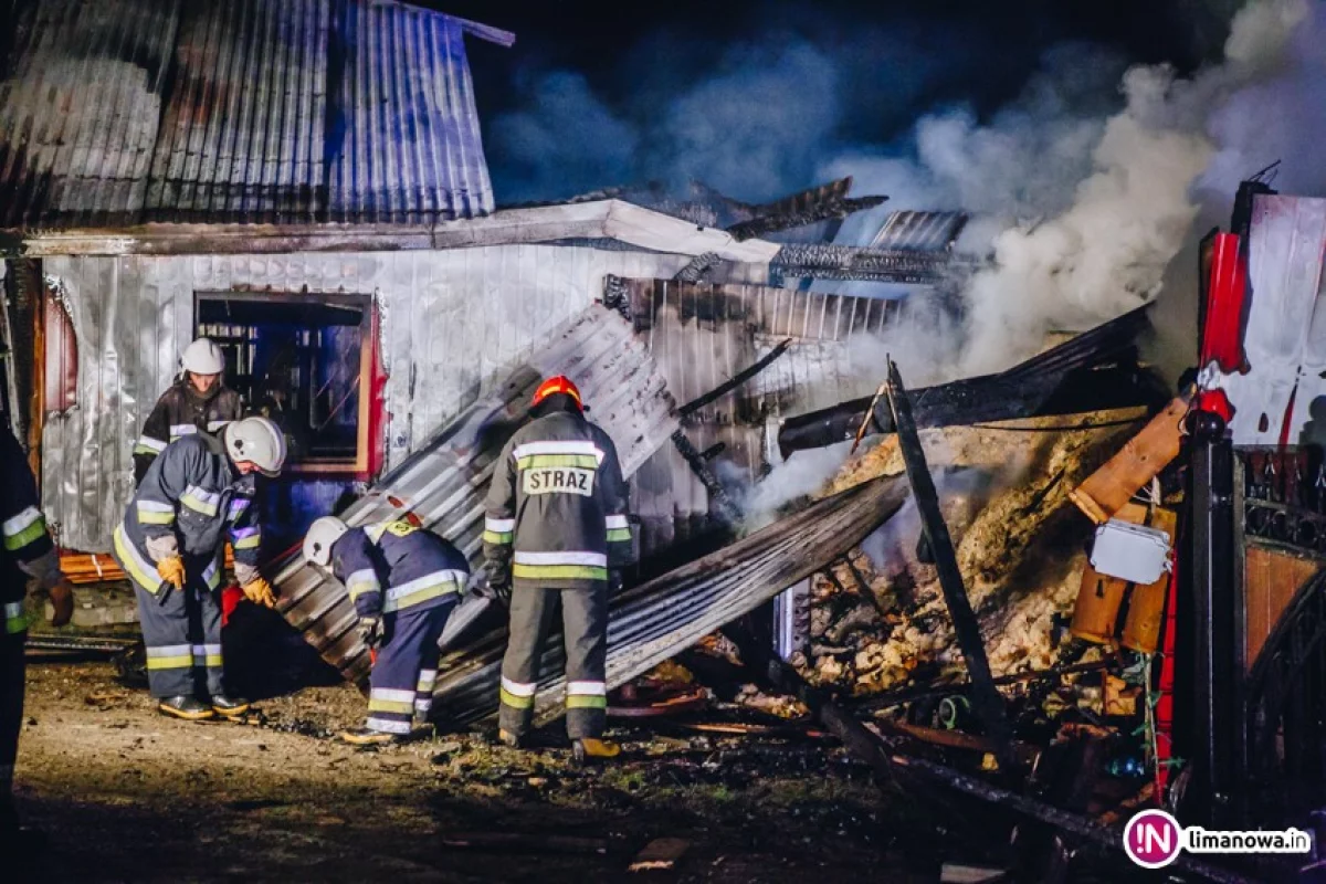 Piorun uderzył w stolarnię. Spłonęły trzy budynki, sprzęt i 30 ton brykietu