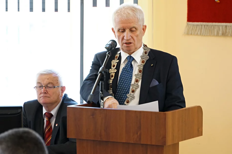 Ostatnia sesja Rady Powiatu. Podziękowania, pożegnania i zakłócanie obrad - zdjęcie 2