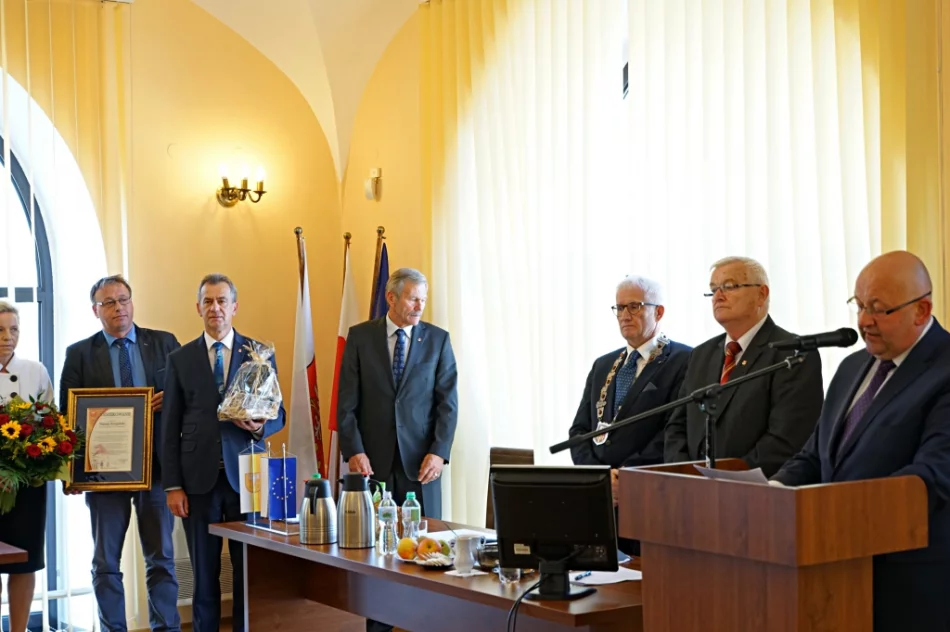 Ostatnia sesja Rady Powiatu. Podziękowania, pożegnania i zakłócanie obrad - zdjęcie 3