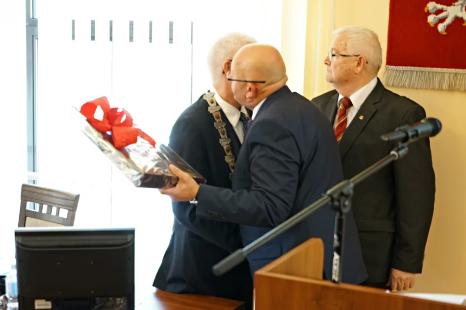Ostatnia sesja Rady Powiatu. Podziękowania, pożegnania i zakłócanie obrad - zdjęcie 4