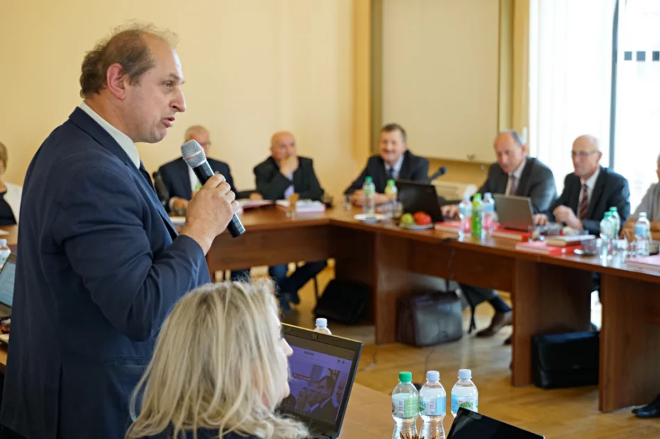 Ostatnia sesja Rady Powiatu. Podziękowania, pożegnania i zakłócanie obrad - zdjęcie 5