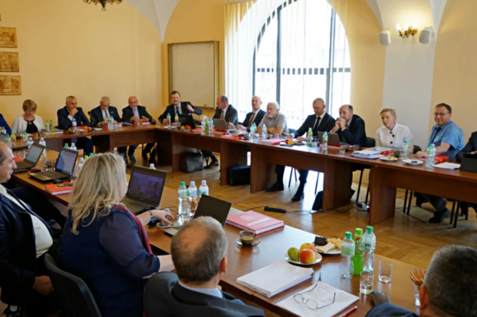 Ostatnia sesja Rady Powiatu. Podziękowania, pożegnania i zakłócanie obrad - zdjęcie 6