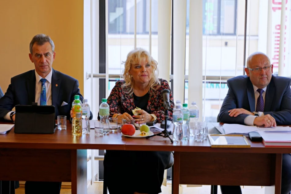 Ostatnia sesja Rady Powiatu. Podziękowania, pożegnania i zakłócanie obrad - zdjęcie 7