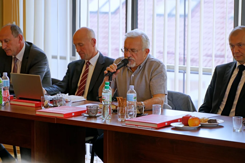 Ostatnia sesja Rady Powiatu. Podziękowania, pożegnania i zakłócanie obrad - zdjęcie 8