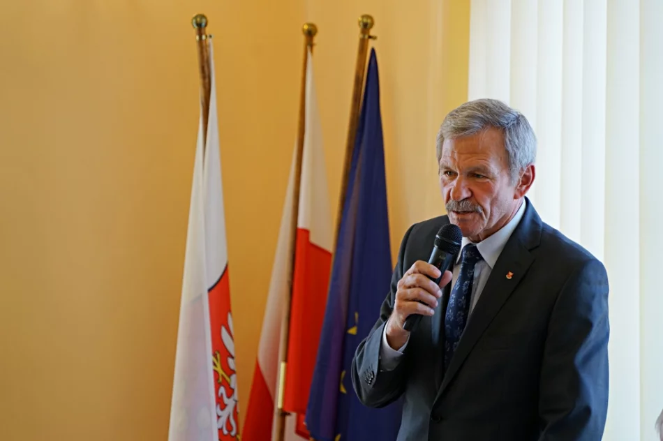 Ostatnia sesja Rady Powiatu. Podziękowania, pożegnania i zakłócanie obrad - zdjęcie 9