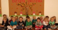 10 października 2018r przedszkolaki z MP nr 4 w dniu "Święta Drzewa" - zdjęcie 5