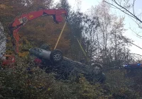 Audi dachowało w korycie potoku - zdjęcie główne