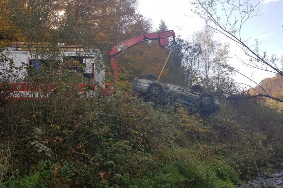 Audi dachowało w korycie potoku - zdjęcie 3