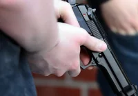 27-latek zginął od strzału w głowę z policyjnej broni. Prokuratura prowadzi śledztwo w sprawie "nieumyślnego spowodowania śmierci" - zdjęcie główne