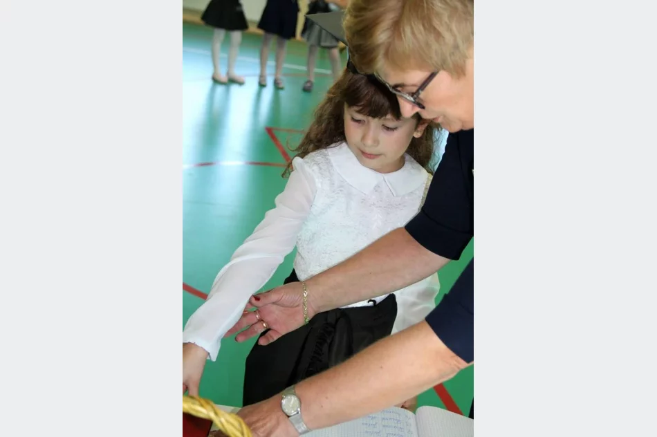 Pierwszoklasiści ślubowali w Siekierczynie nr 1 - zdjęcie 5