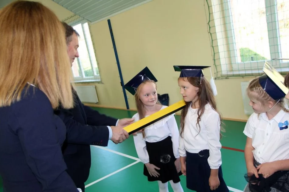 Pierwszoklasiści ślubowali w Siekierczynie nr 1 - zdjęcie 7