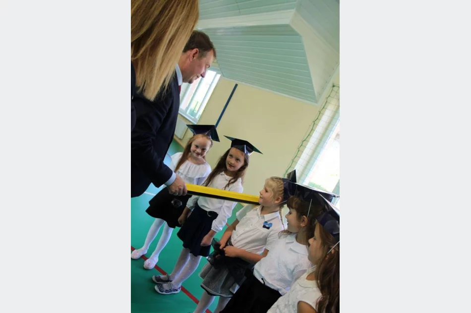 Pierwszoklasiści ślubowali w Siekierczynie nr 1 - zdjęcie 12