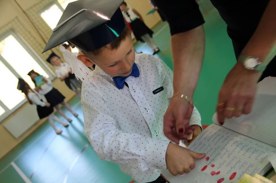 Pierwszoklasiści ślubowali w Siekierczynie nr 1 - zdjęcie 13