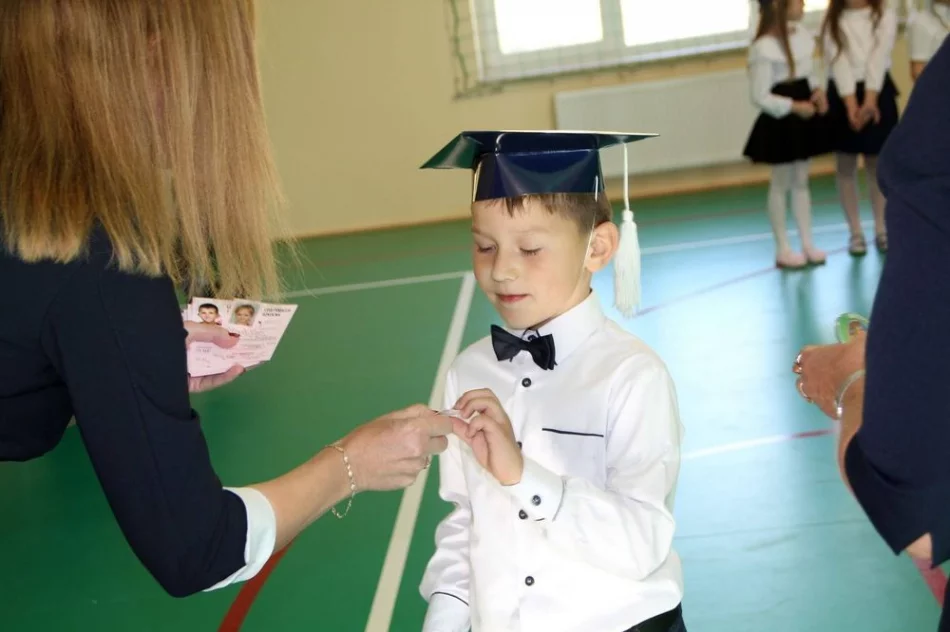 Pierwszoklasiści ślubowali w Siekierczynie nr 1 - zdjęcie 14