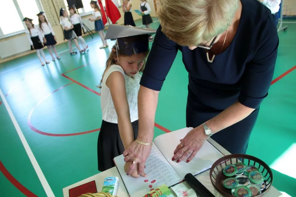 Pierwszoklasiści ślubowali w Siekierczynie nr 1 - zdjęcie 16