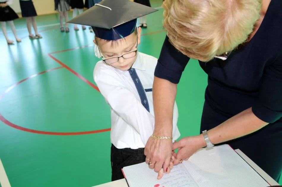 Pierwszoklasiści ślubowali w Siekierczynie nr 1 - zdjęcie 18