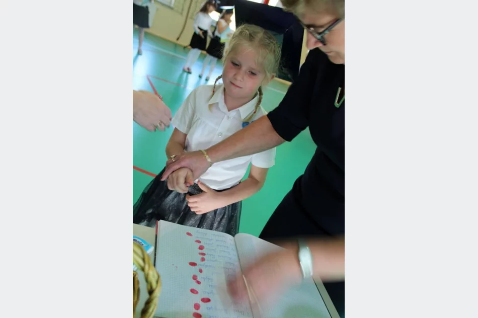 Pierwszoklasiści ślubowali w Siekierczynie nr 1 - zdjęcie 19