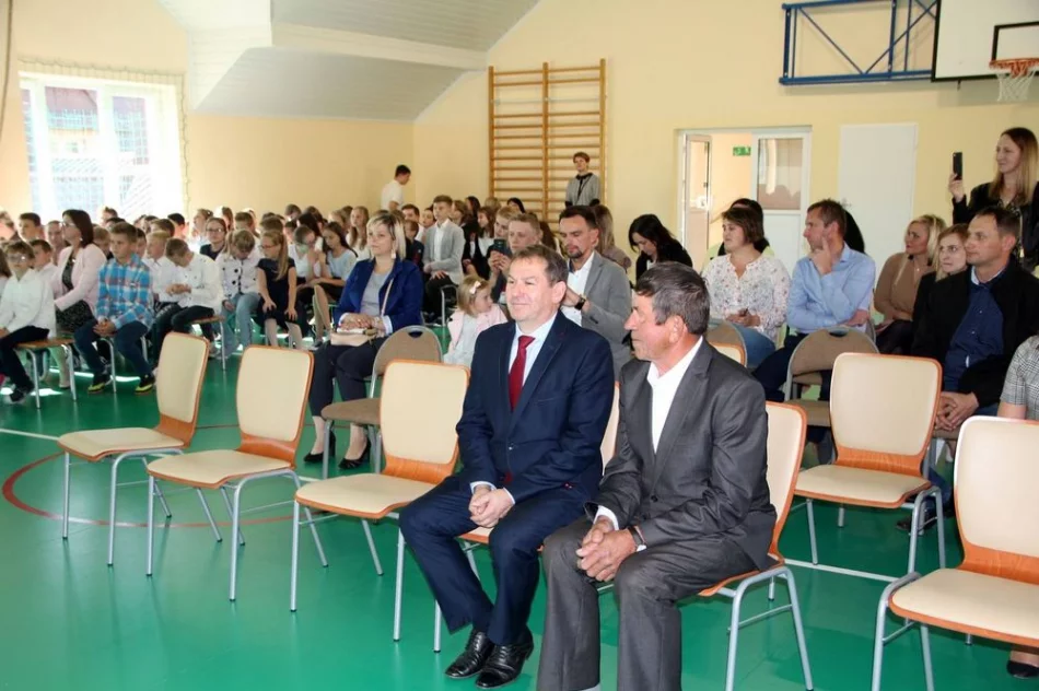 Pierwszoklasiści ślubowali w Siekierczynie nr 1 - zdjęcie 20