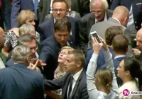 Poseł PiS z Limanowej zaatakowany podczas wczorajszej awantury w Sejmie (wideo) - zdjęcie główne