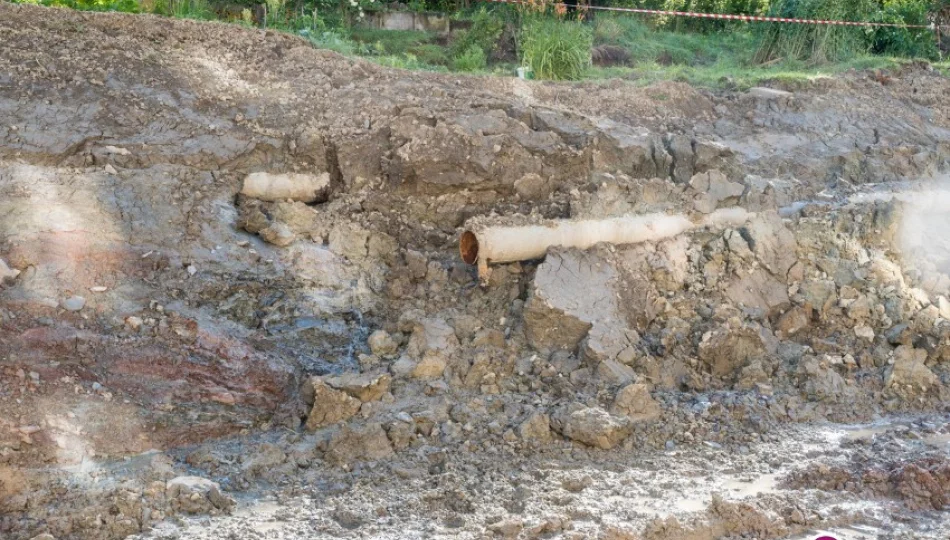 Osuwisko zerwało główną magistralę wodociągu - zdjęcie 1