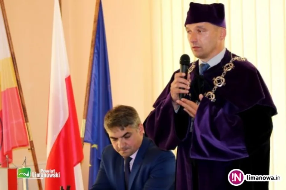 96 absolwentów odebrało dyplomy ukończenia studiów - zdjęcie 4