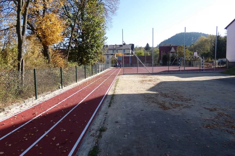 Powstało boisko i strefa aktywności - zdjęcie 6