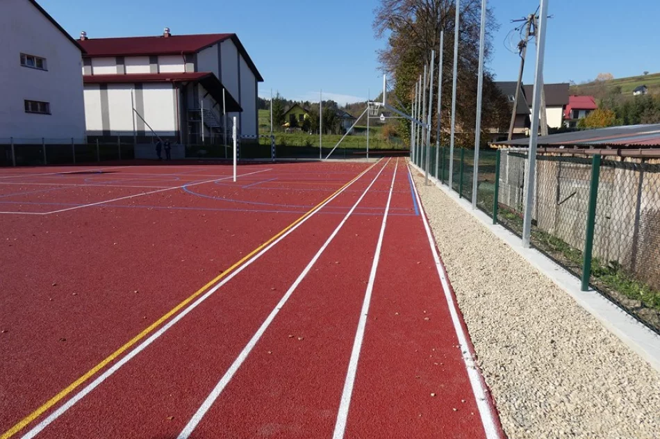 Powstało boisko i strefa aktywności - zdjęcie 7