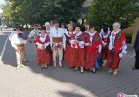 Członkowie Zarządu Powiatu w strojach ludowych czekają na Trumpa (wideo) - zdjęcie główne
