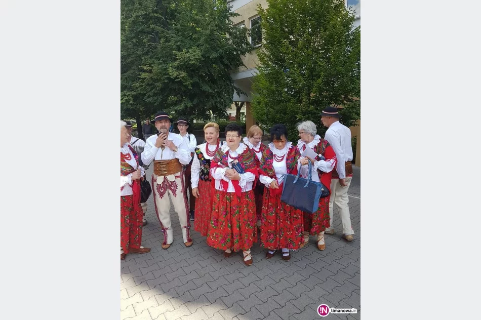 Członkowie Zarządu Powiatu w strojach ludowych czekają na Trumpa (wideo) - zdjęcie 2