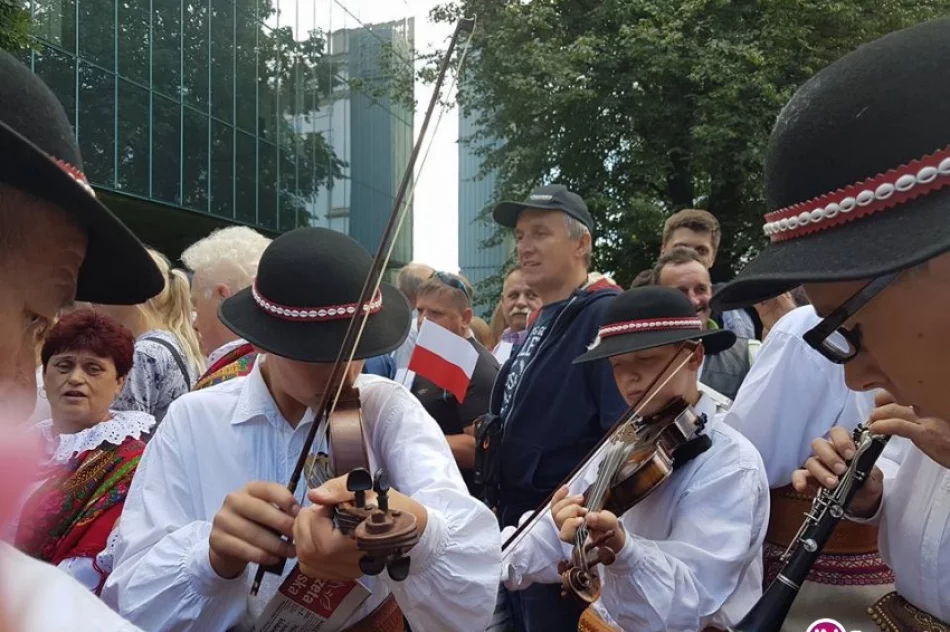 Członkowie Zarządu Powiatu w strojach ludowych czekają na Trumpa (wideo) - zdjęcie 4