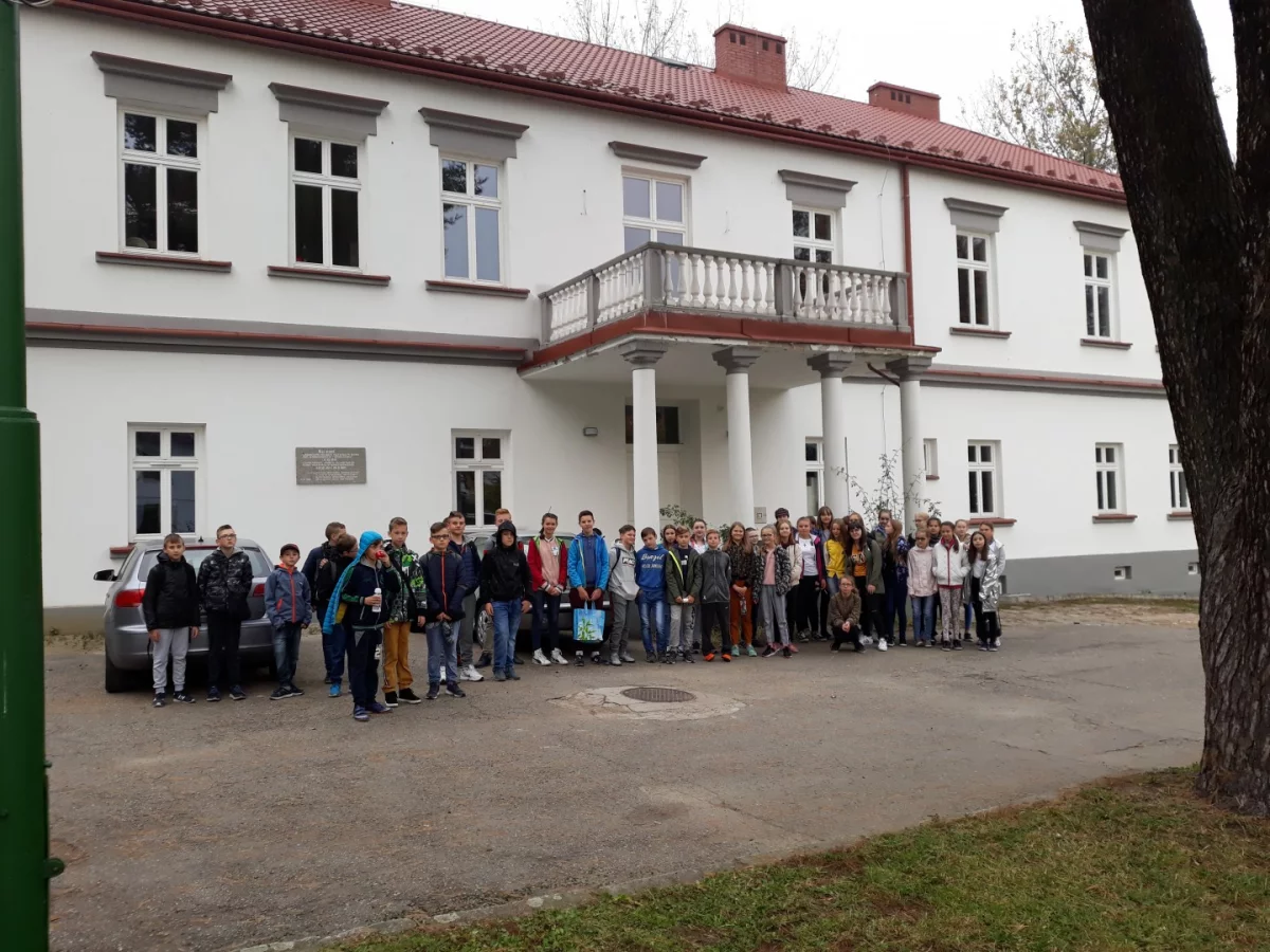 Uczniowie Szkoły Podstawowej nr 1 w Męcinie "na bitewnym szlaku Józefa Piłsudskiego"