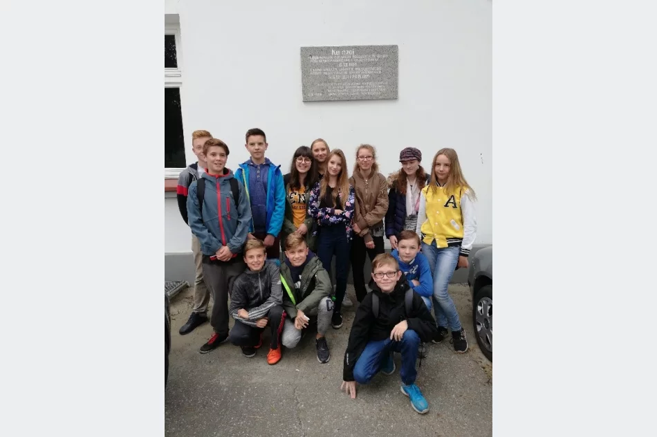 Uczniowie Szkoły Podstawowej nr 1 w Męcinie "na bitewnym szlaku Józefa Piłsudskiego" - zdjęcie 3