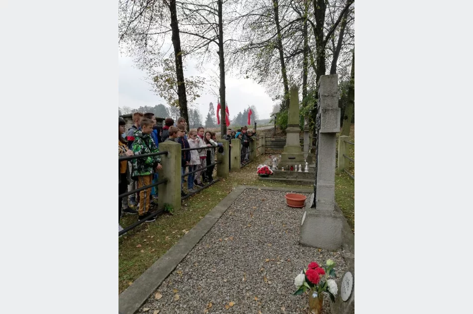 Uczniowie Szkoły Podstawowej nr 1 w Męcinie "na bitewnym szlaku Józefa Piłsudskiego" - zdjęcie 4